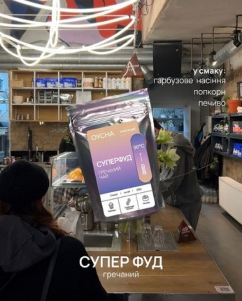 Sachet de superaliment OYCHA tenu devant un rayon de magasin.