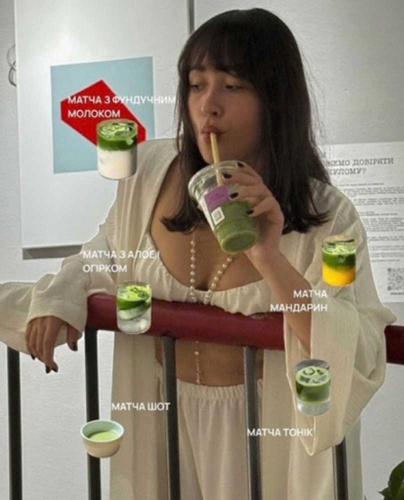 Sofia buvant un matcha glacé devant un présentoir de boissons OYCHA.